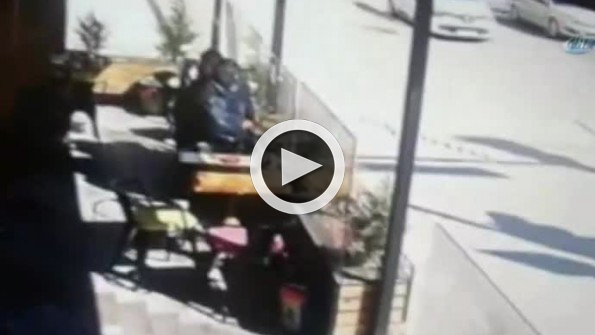 Samsun’da 1 kişinin hayatını kaybettiği, aralarında 1’i özel harekat polisi 5 kişinin yaralandığı trafik kazası güvenlik kamerasına yansıdı.