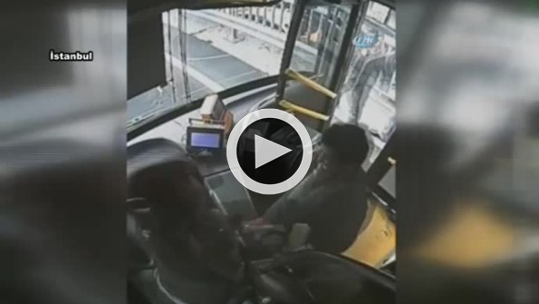 Otobüs şoförüne tekme tokat saldırı kamerada