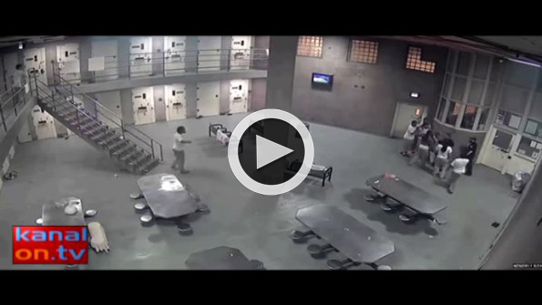 Mahkumlar 2 gardiyanı hastanelik etti