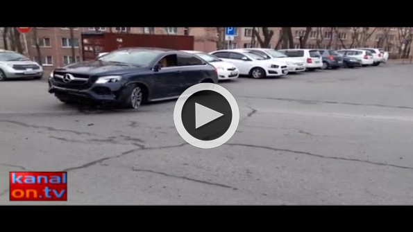 Mercedes arabasıyla 11 aracı hurdaya çevirdi