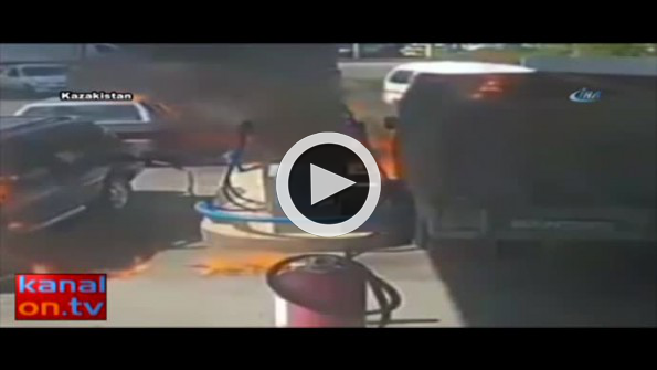 Çakmağı yakınca alev aldı!