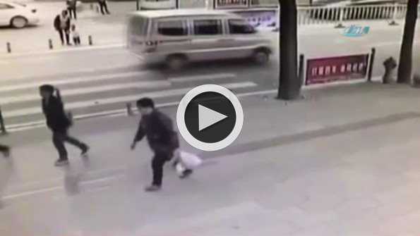 Otomobil çocuğa böyle çarptı