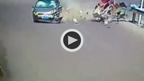 Dikkatsiz sürücü metrelerce uçtu