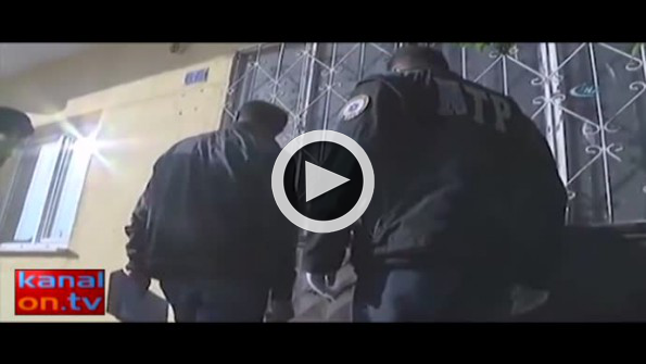 Baskın yapan polisten çocuk hassasiyeti