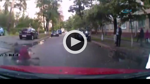 Kornadan korkan kadın yere kapaklandı