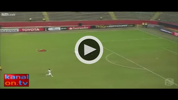 Kırmızı kart görmemek için ölü taklidi yapan kaleci