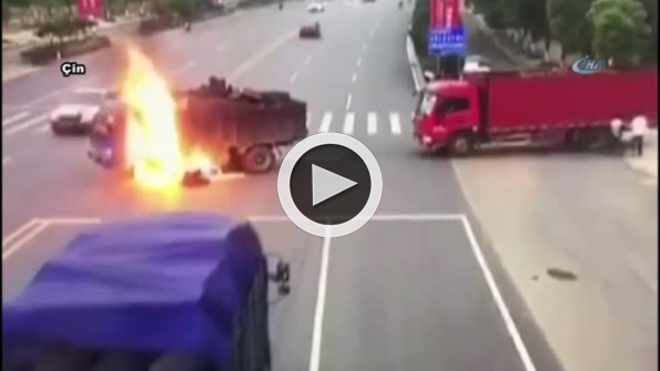 Motosiklet kamyonun yakıt tankına çarpınca...