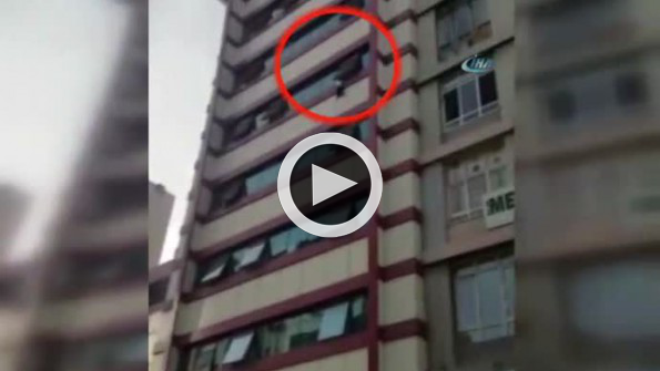Pencerede asılı kalan çocuk ölümden döndü