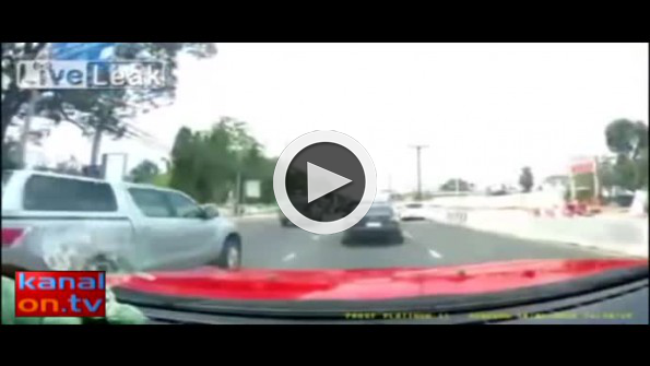 Cep telefonuyla konuşurken korkunç kaza!