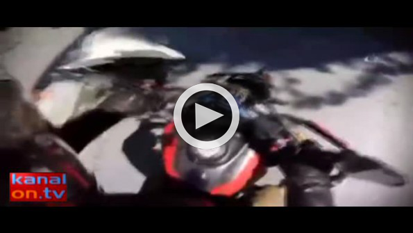 Motosikletli sürücünün kadına çarpma anı kamerada