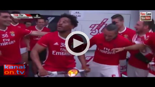 Benfica soyunma odasında motosiklet şovu