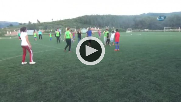 Anneler çocuklara karşı oynadı