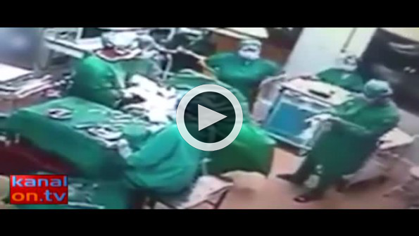 Doktor ve hemşire ameliyatta yumruk yumruğa kavga etti