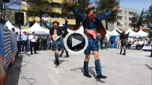 2 bin 791 kişiyle dünyanın en büyük balık figürü oluşturuldu