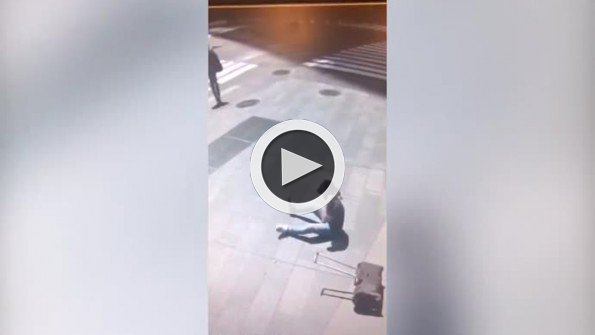 ABD’de otomobilin yayalara çarpma anı kamerada