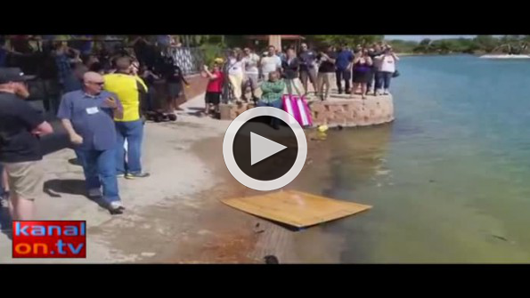 Oyuncak araba ile suyun üstünden geçti