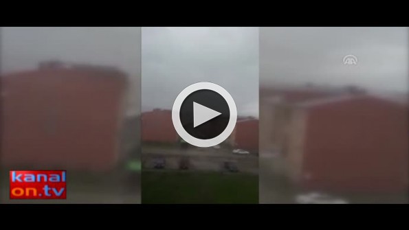 Şiddetli fırtına çatıyı böyle uçurdu