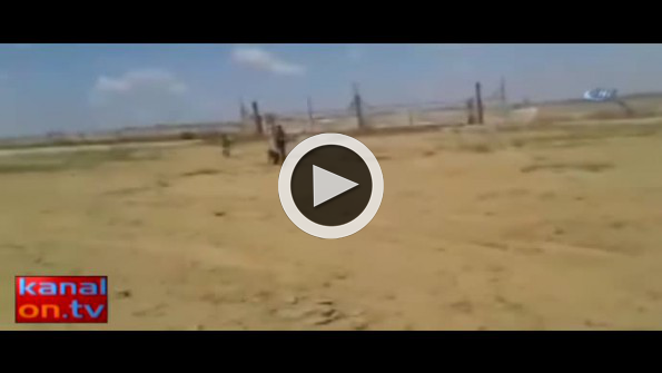 İsrail’in askeri kapısına, Filistin bayrağını astılar