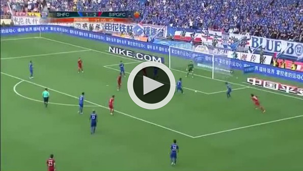 Derbide kendi kalesine gol attı!