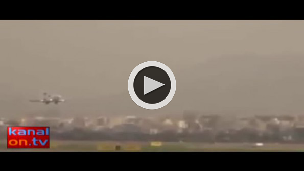 Ön tekerleri açılmayan uçağı böyle indirdi