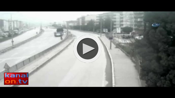 Düz yolda arabayı deviren sürücü kamerada