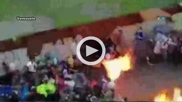 Göstericiler üzerine benzin döküp ateşe verdi