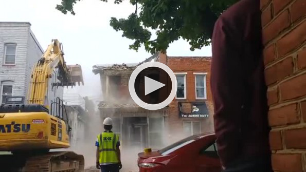 Acemi kepçe operatörü yandaki binayı yıktı