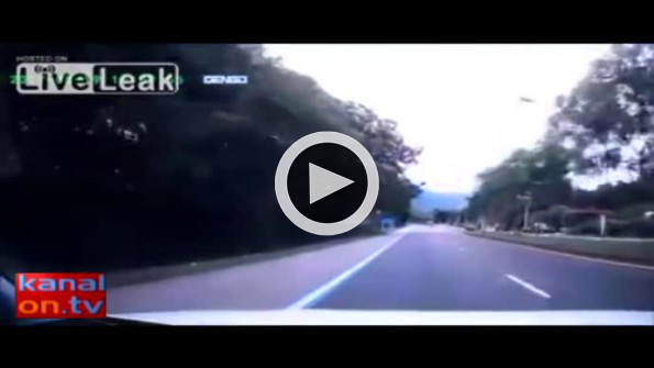 Duran arabaya çarptı defalarca takla attı