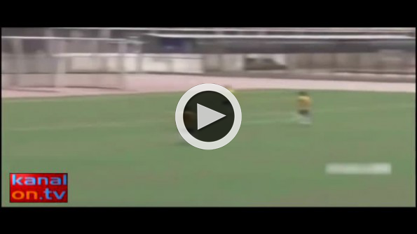 Orta sahadan çektiği şutla direği kırdı!