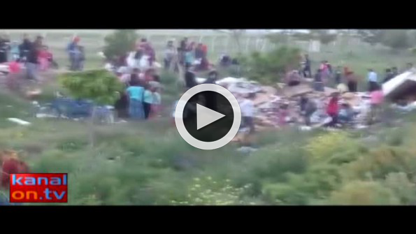Konya’da devrilen tırda bulunan malzemeler yağmalandı
