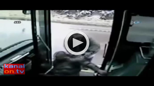 Önce dövdü sonra otobüsten attı