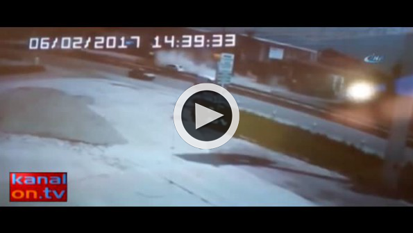 Yol bakım işçilerini taşıyan kamyonet böyle yan yattı
