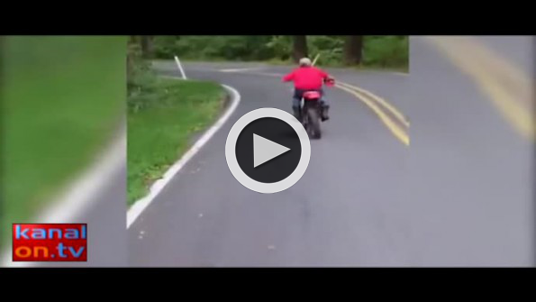 Bozuk motosikleti böyle sürdü