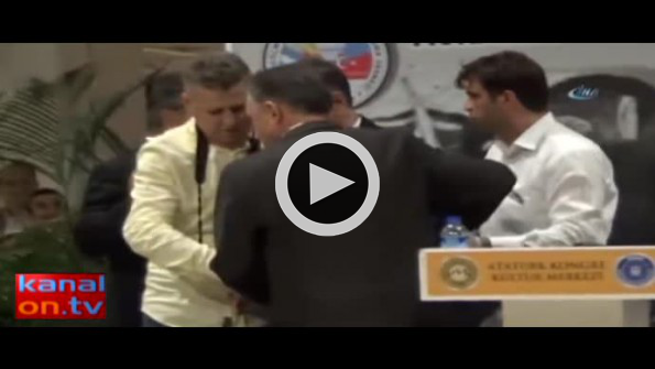 Bakan Müezzinoğlu’nun gözleri önünde kürsüye yığıldı