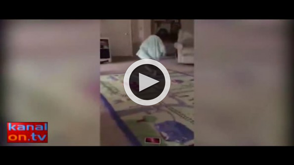 Önünü görmeyen minik bebek böyle vitrine çarptı