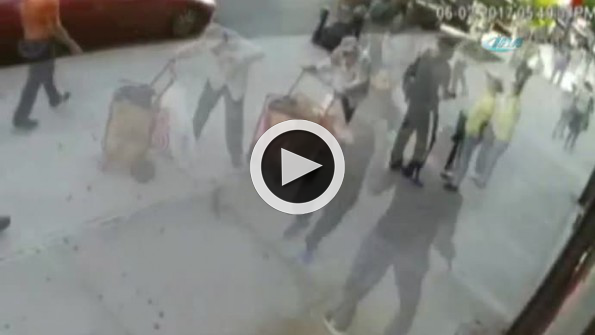 Yaşlı adama acımasızca vurdu!