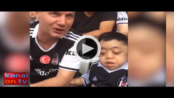 Görme engelli arkadaşına maç anlatan Beşiktaş taraftarı