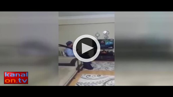 Elinde kılıcıyla Diriliş Ertuğrul dizisini izleyen dede