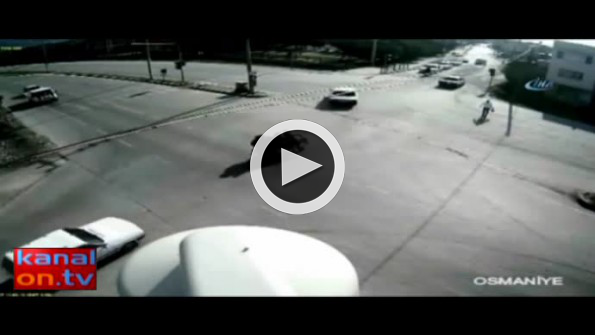İki motosiklet sürücüsü böyle çapıştı