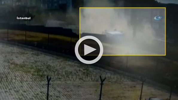 Meyve yüklü aracın devrilme anı kamerada