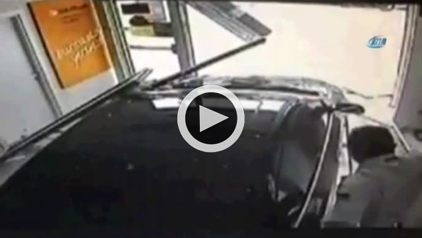 Bankaya giren otomobilden son saniyede kaçtı