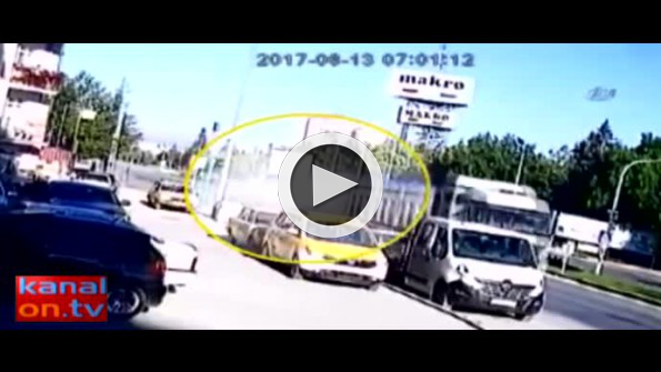 Çekicinin otomobile çarpma anı kamerada
