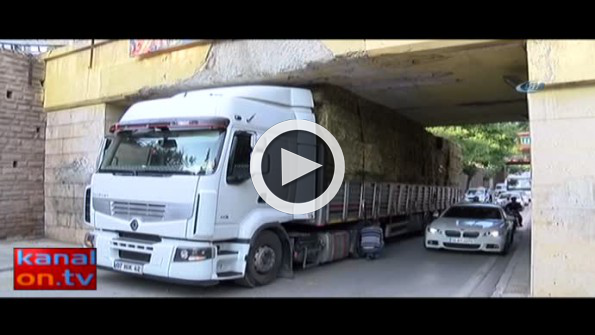 Konya’da alt geçitte sıkışan saman yüklü tır, çekiciyle çıkarıldı