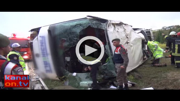 Yolcu otobüsü üst geçitten düştü: 48 yaralı