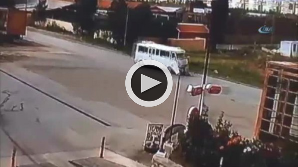Dikkatsiz motosikletli bu kazada canından oldu