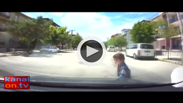 Otomobil yola fırlayan çocuğa böyle çarptı!