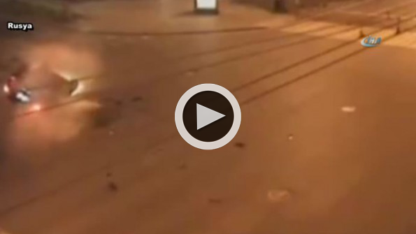 Motosikletli metrelerce havaya uçtu