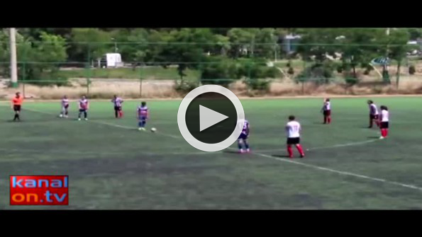 Kadın futbolcular hakemi kovaladı