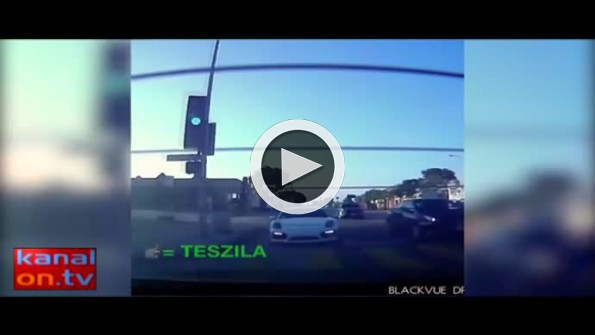 Tesla’yı yakalamaya çalışırken madara olan Porsche