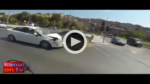 Trafik ışığında çıldırtan kaza!
